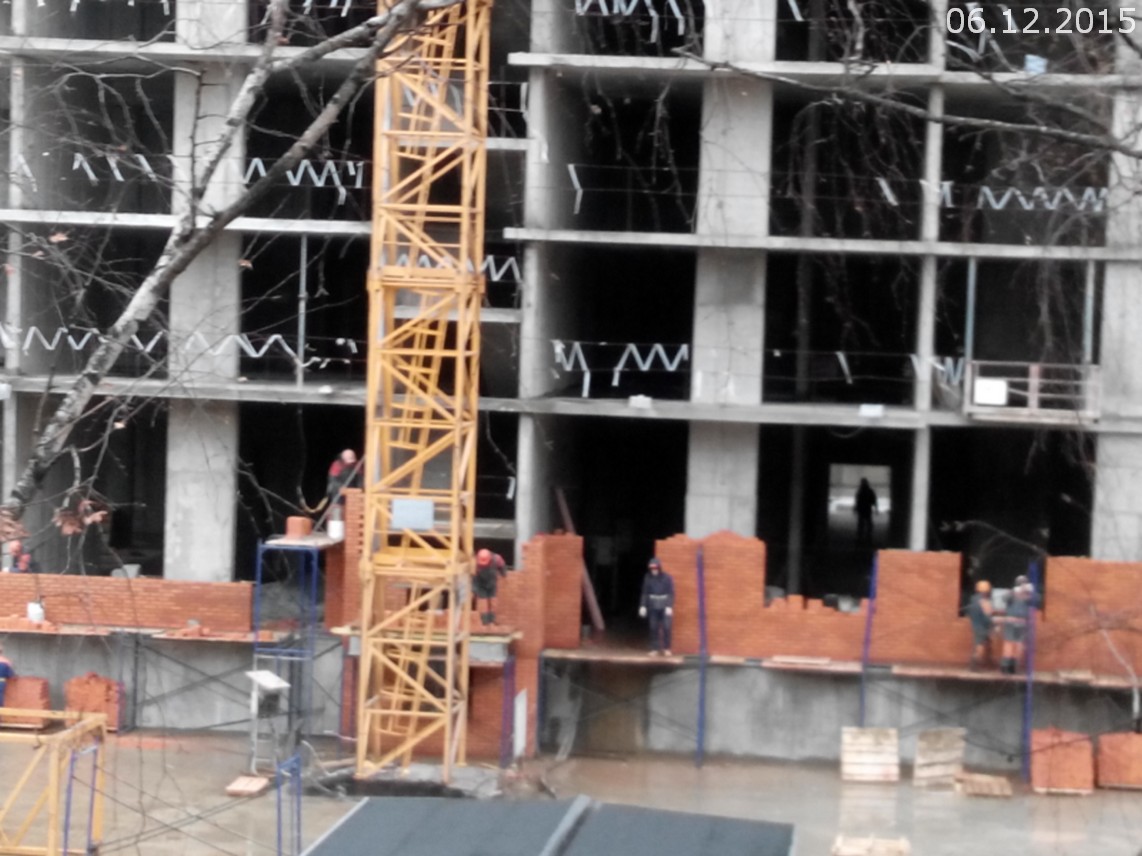 5 декабря 2015  начало кирпичной кладки фасада ЖК МАЯК